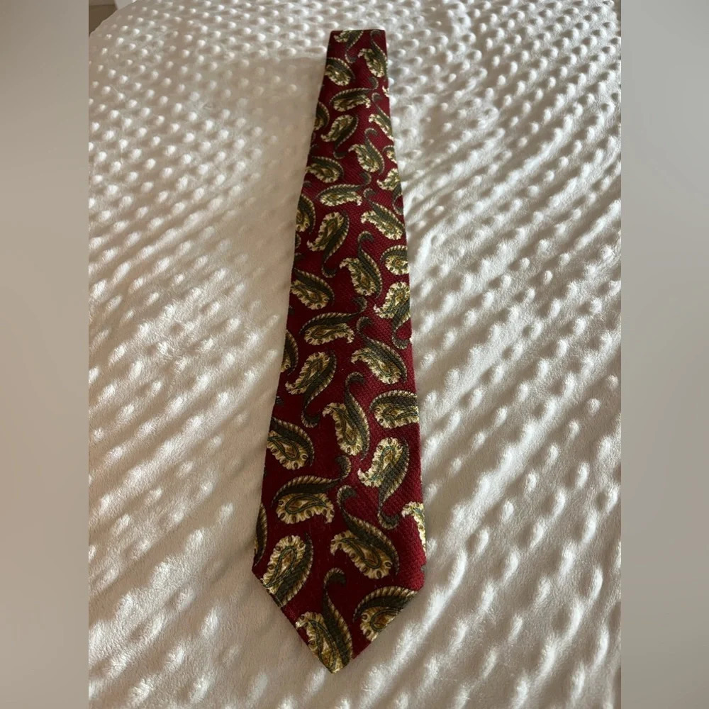 VALENTINO 100% SILK  TIE CRAVATTA NECKTIE VINTAGE MADE IN ITALY  Red Paisley